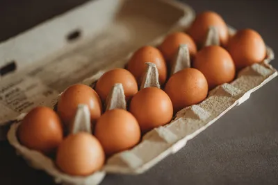 Яйца куриные столовые отборные 10 шт купить c доставкой на дом в  интернет-магазине КуулКлевер