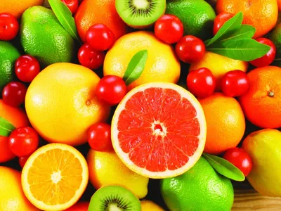 Яркие ягоды и фрукты на тарелке, …» — создано в Шедевруме