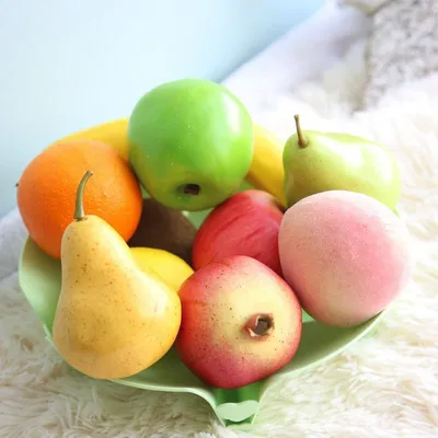 Свежие яркие фрукты и овощи с легким отражением изолированные на белом  Стоковое Фото - изображение насчитывающей ананас, собрание: 185494938