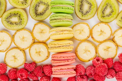 Вкусные свежие яркие фрукты, изолированные на белом Стоковое Фото -  изображение насчитывающей рынок, зеленый: 158874590