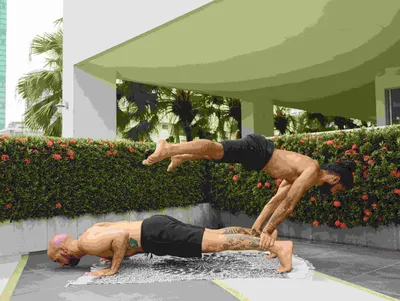 Персональная Партнер Йога + Aкро-Yoga для двух человек в Aurora Yoga Studio  | Chilli.ee