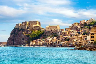 Город у моря на побережье Италии - обои на рабочий стол