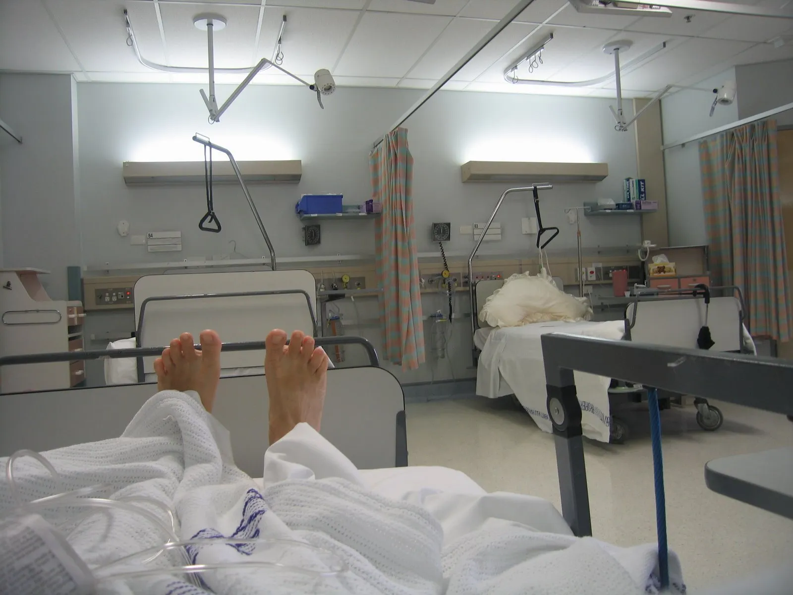 Обстановка ковид. Палата (Джон Карпентер, 2010). Больничная палата. Потолок больничной палаты.