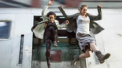 Обои на рабочий стол Tris Shailene / Трис Шайлин из фильма Divergent /  Дивергент на фоне войны, обои для рабочего стола, скачать обои, обои  бесплатно