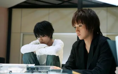 Обои на рабочий стол Лайт и L из фильма Death Note / Тетрадь смерти сидят у  стола, обои для рабочего стола, скачать обои, обои бесплатно