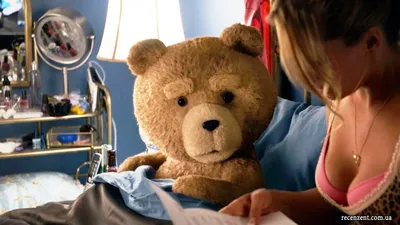 Пошлый медведь Тед пишет письмо себе будущему в тизере сериала \"Третий  лишний\" | GameMAG