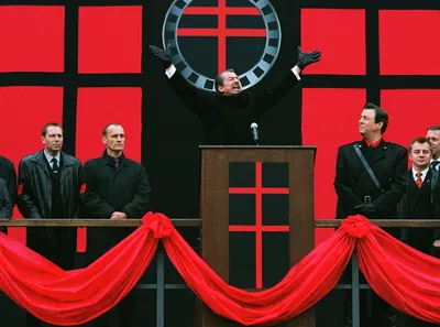 V значит Вендетта (18+) / V for Vendetta (2005): фото, кадры и постеры из  фильма - Вокруг ТВ.