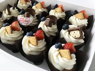 Капкейки С днем рождения - Торты на заказ CakeMosCake