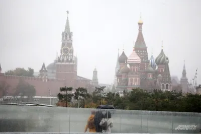 Климат В москве. Холодный и дождливый июнь. Площадь Smolenskaya Москвы  Редакционное Фото - изображение насчитывающей россия, центр: 191412126