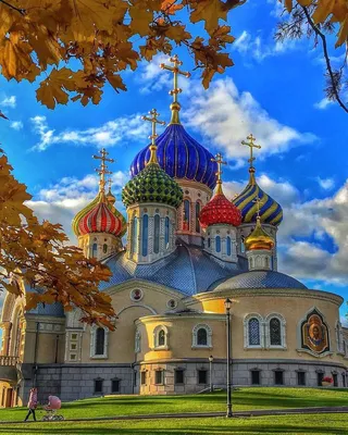 Деревянная церковь на фоне природы, храмы России Stock-Foto | Adobe Stock