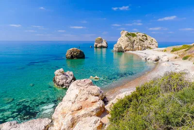 Бухта и камень Афродиты на Кипре. Популярное место у туристов. Камни,  холодная вода и неспокойное море. | Заметки обо всем понемногу или  чемоданное настроение | Дзен