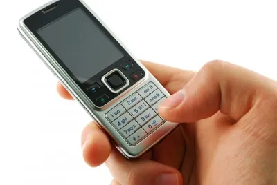 Поколение Z скупает кнопочные телефоны и отказывается от iPhone. Что  случилось?