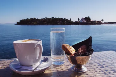 Море и чашка кофе стоковое изображение. изображение насчитывающей пристань  - 65107663