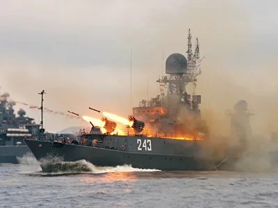 Парад военных кораблей на день ВМФ с кораблика на Неве — Guideburg, СПб