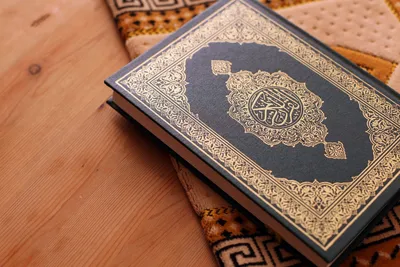 Фотография открытого Корана в оттенках серого · Бесплатные стоковые фото