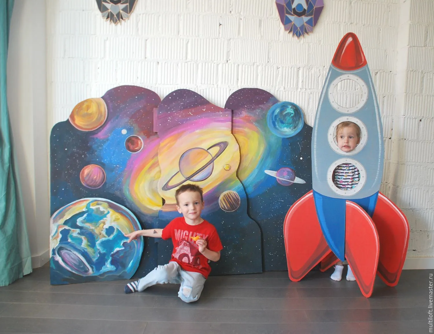 Фотозона на день космонавтики в детском. Фотозона космос. Поделка ракета для детского сада. Фотозона космос для детей.