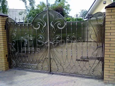 Кованые ворота с деревом купить по низким ценам с установкой в  Санкт-Петербурге - Good Zabor