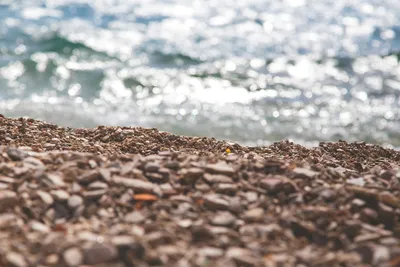 Красивые пляж и прибой моря Стоковое Фото - изображение насчитывающей  затишье, отражение: 125842730