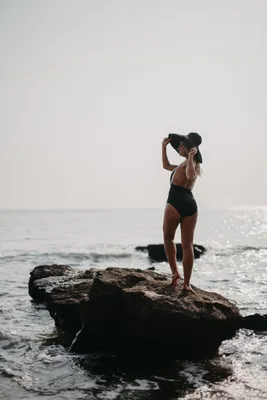 Красивая девушка из средней азии в бикини на пляже камнями Стоковое Фото -  изображение насчитывающей бобра, привлекательностей: 204957804
