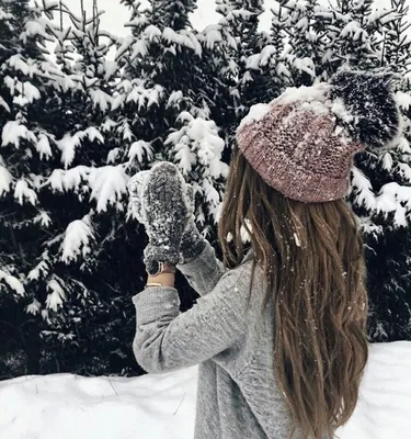прекрасная и красивая девушка брюнетка, кормит голубей в парке, вокруг  лежит снег, зима, одета в длинное платье, шубу и платок с узорами  Stock-Foto | Adobe Stock
