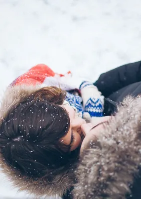 Красивая девушка в шляпе и варежки зимой Стоковое Фото - изображение  насчитывающей одежда, сезон: 207912918