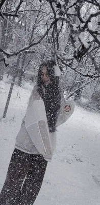 Красивая девушка зимой в белой шляпе В теплом одеяле, на заднем плане,  снегу, сноубордистских изделиях, зелёной елке Стоковое Фото - изображение  насчитывающей одежды, праздник: 158163618