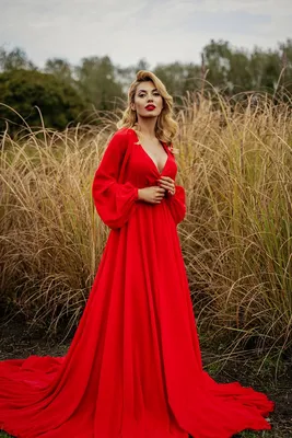 Модное красное платье ниже колена с объемным рукавом и пикантным вырезом в  Хабаровске