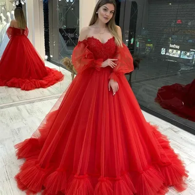 Красное атласное платье на тонких лямках