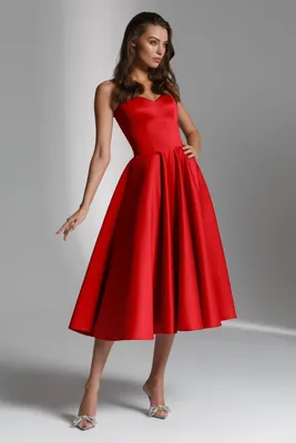 Эффектное красное платье миди длины с открытыми плечами в Хабаровске