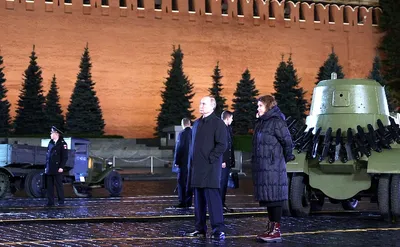 Мужчина попытался зажечь новогоднюю елку на Красной площади. В прямом  смысле слова