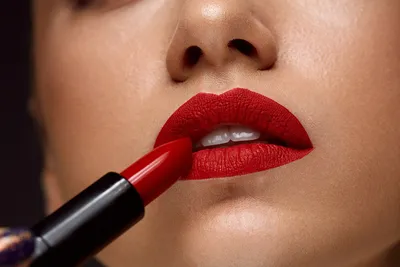 Яркий макияж с красными губами | Макияж красные губы, Макияж, Яркий макияж