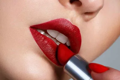 Как правильно накрасить губы красной помадой