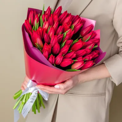 Цветы в корзинке \"Красные тюльпаны\" в Надыме - Купить с доставкой от 2890  руб. | Интернет-магазин «Люблю цветы»