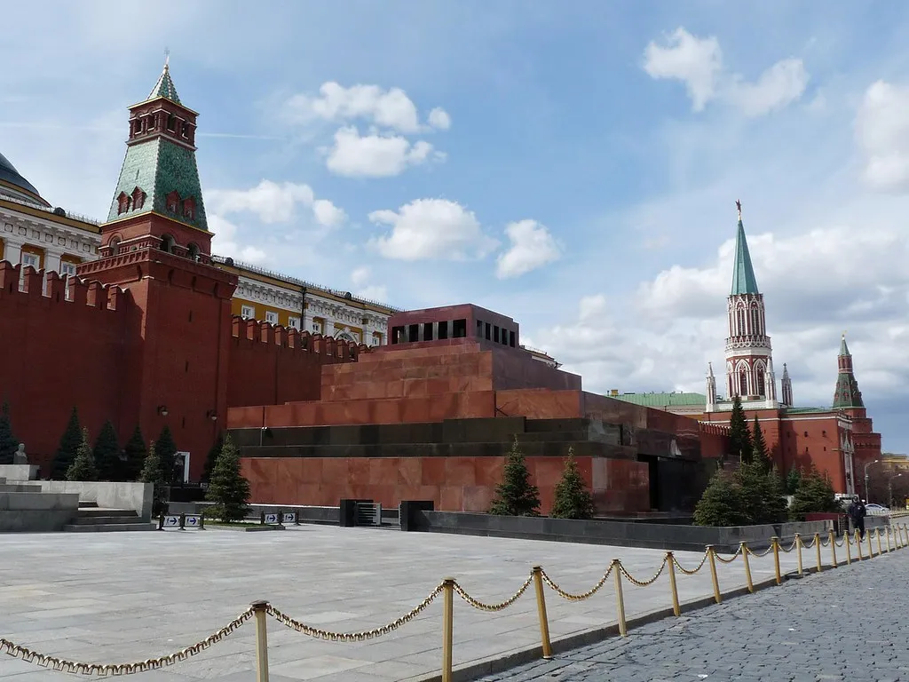 Достопримечательность московского кремля и красной площади. Красная площадь мавзолей Спасская башня.