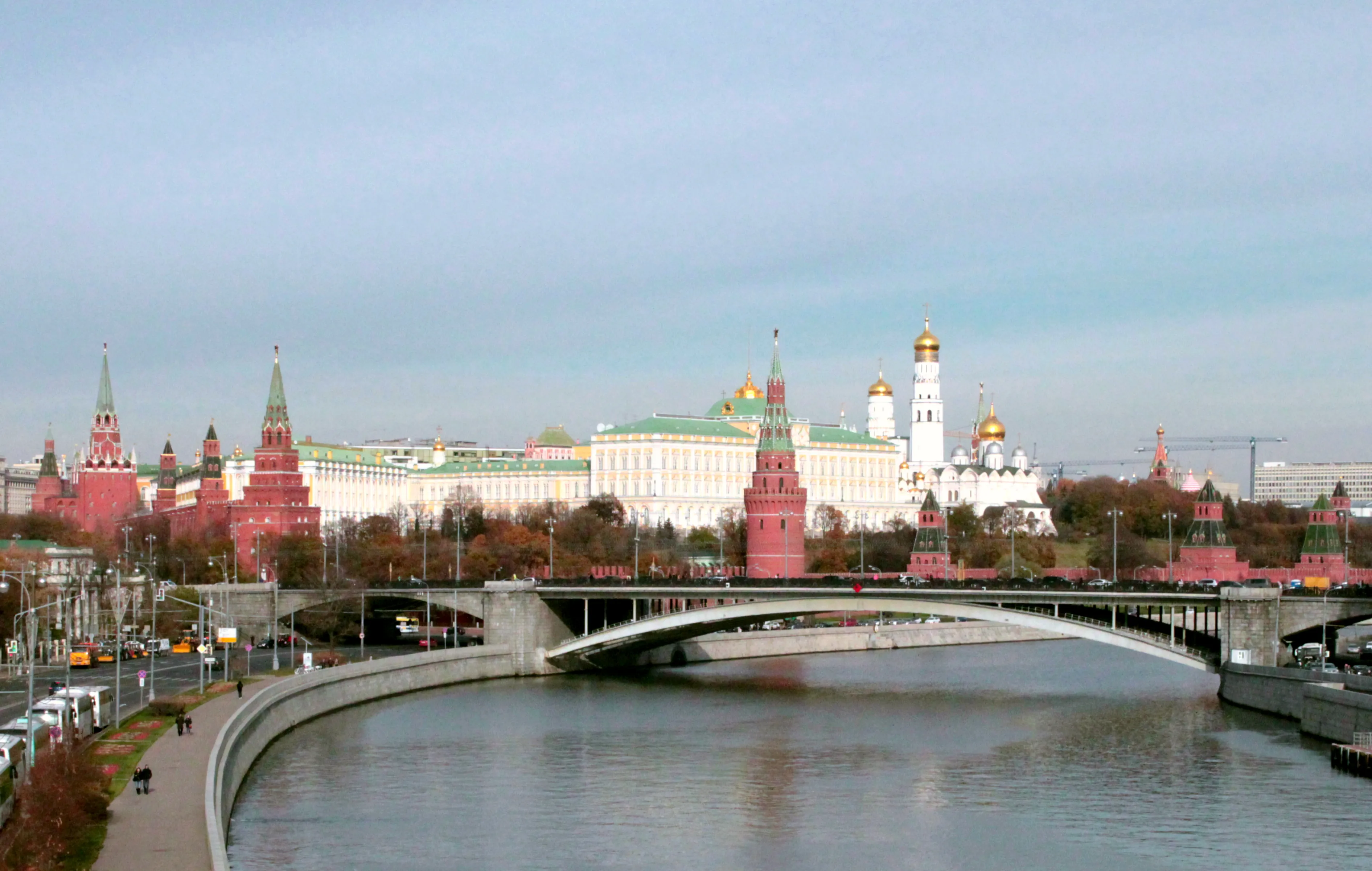 Какие популярные места в москве. Кремлевская набережная. Московский Кремль. Набережная Кремля Москва. Кремлевска янебережная.