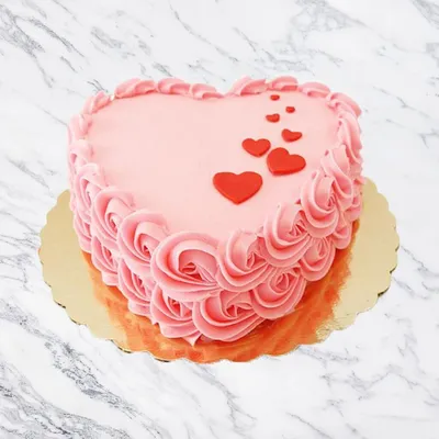 Торт на день рождения девочки с кремовым покрытием, ягодами и макарон