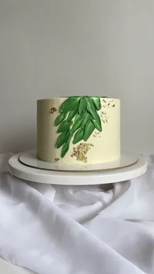 Свадебный торт с кремовым покрытием белого и кремового цвета и цветами