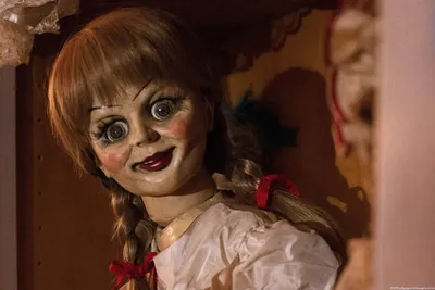 Кукла-демон Аннабель напугала посетителей магазина. Видео — Новости на  Фильм Про