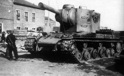 Танк КВ-2 на службе в 66-м танковом батальоне вермахта — военное фото