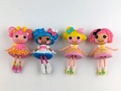 Just got the new Mini Lalaloopsy Sweets fair!! I am so happy that Lalaloopsy  rebooted the minis series (even if there are only a few dolls to collect) I  really hope the