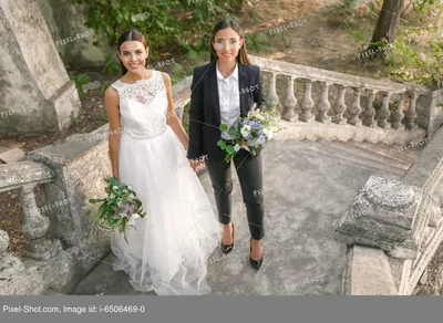 Romantic Couple Kissing At Home Лесбиянок — стоковые фотографии и другие  картинки Лесбиянка - Лесбиянка, Пара - Человеческие взаимоотношения,  Целовать - iStock