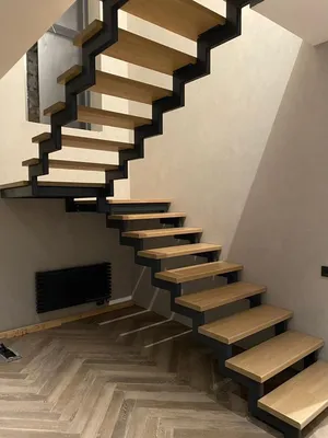 Деревянная лестница на 2 этаж в доме из бревна