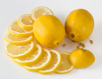 Лимон и половина изолированных цитрусовых фруктов лимона Стоковое Фото -  изображение насчитывающей изолировано, здорово: 130857986