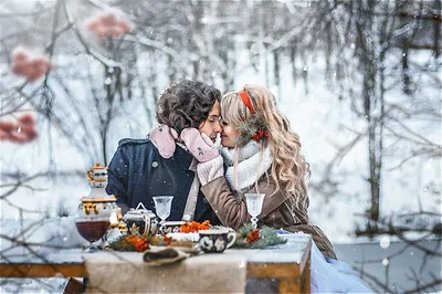 Молодая пара обниматься и целоваться в снежном зимнем лесу. счастливые  отношения | Премиум Фото
