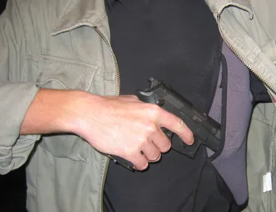 Оружие оружия Рука людей держа оружие Подержанное защищает Стоковое Фото -  изображение насчитывающей металл, боевик: 67222986