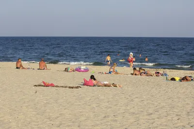 Люди сидят на пляже. – Стоковое редакционное фото © Denisfilm #132148596