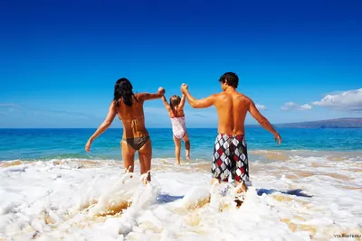 Пляж с людьми редакционное фотография. изображение насчитывающей  красивейшее - 136520707