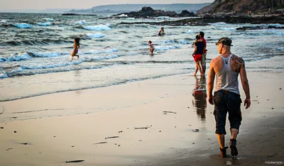 Люди на пляже смотрят пляжный волейбол · Бесплатные стоковые фото
