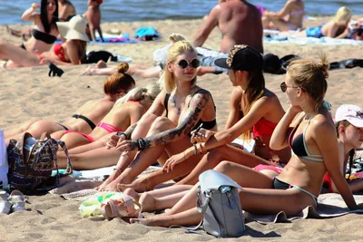 Люди на пляже · Бесплатные стоковые фото