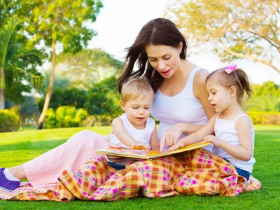 Красивая мама рисует с милыми детьми дома :: Стоковая фотография ::  Pixel-Shot Studio